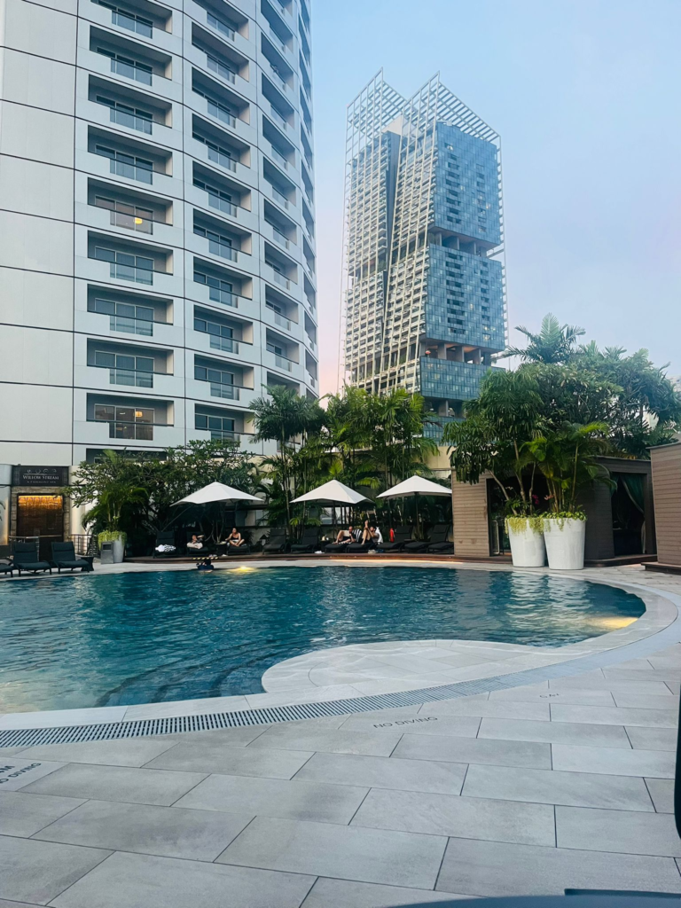 The Eight pool bar. Fairmont. Raffles City. wine. happy hour.